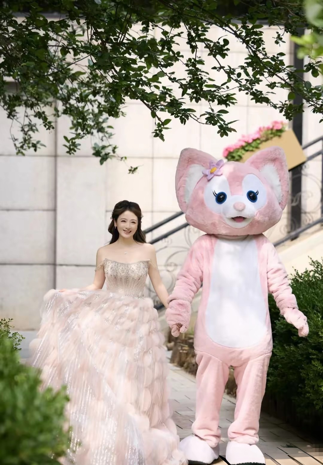 39岁的经超为45岁妻子小李琳补办了迟到11年的求婚仪式，现场粉色玫瑰与DR钻戒