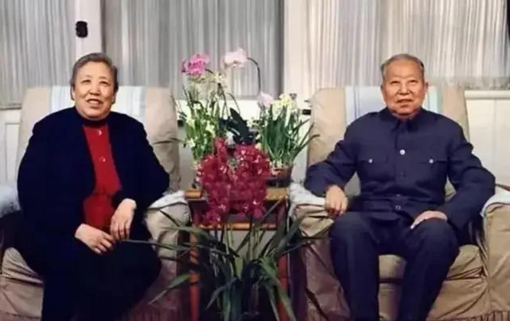 这是晚年的华老与夫人在九号院家中的合影照片，华老自从退休之后，晚年最大的乐趣就是