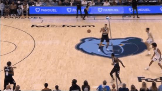 神奇！约基奇命中超远LOGO压哨三分，掘金领先8分进入末节