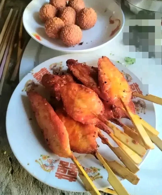 大年三十起火好不好？昨晚吃了年夜饭，孩姑父放烟花，把院子里晾的衣服炸开了花。角落