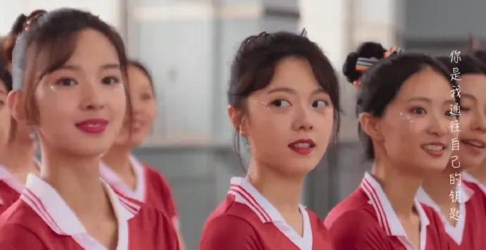 #《樱桃琥珀》最戳的偷感一幕：张凌赫版蒋峤西的小心翼翼，是暧昧期没错了