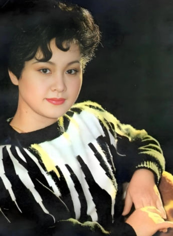 这位头发微卷、脸庞圆润的美女，或许你没有一眼万年的惊艳，但她的歌声，却是八十年代