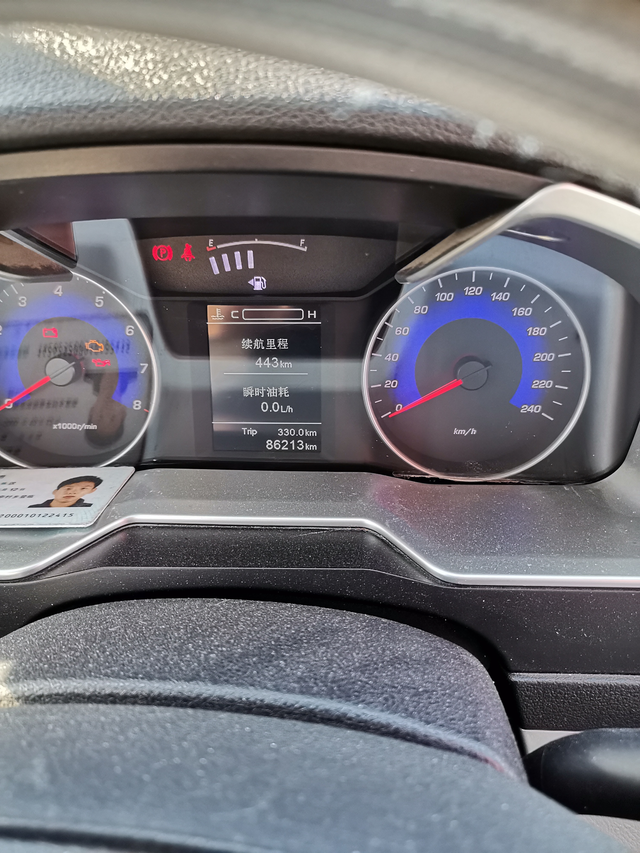 15款吉利帝豪手动档
加满一箱油能跑900公里，平均算下来，5.3～5.5的油耗