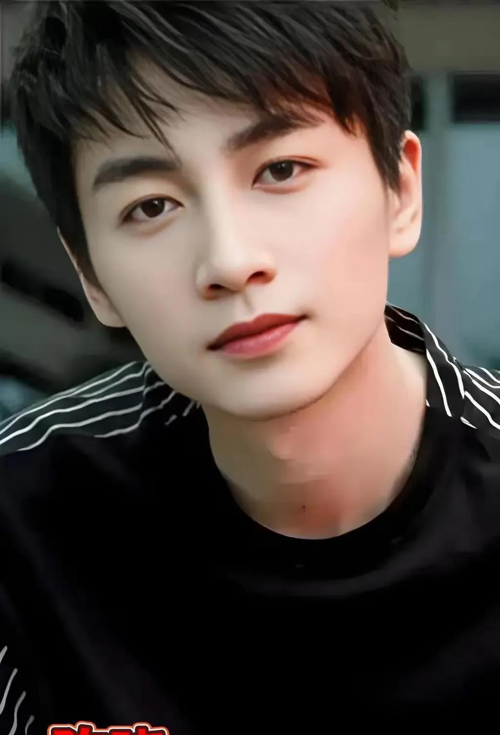 他可是多少女士心中最完美的梦中情人，帅到心坎里