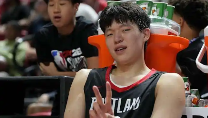 杨瀚森目前最需要提高的方面是哪里？
我觉得进攻方面是中远投能力尤其是3分球，防守