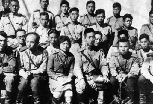 日军侵略中国的时候，东北被国民政府完全放弃，日本侵略者又和清朝余孽勾搭在一起，东