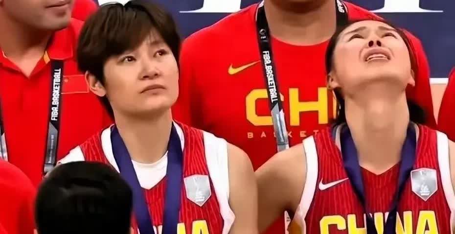 宫鲁鸣执教中国女篮的两大功绩。第一大功绩，改变了中国女篮的外界形象，所有球员没有