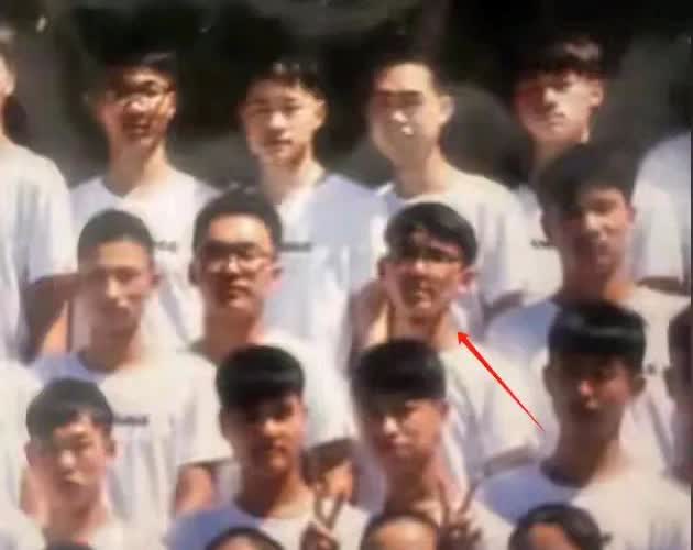 谢浩楠和他爸爸联系上但是没有见面的时候，两个人在核对谢浩楠身上的标志，说到这些的
