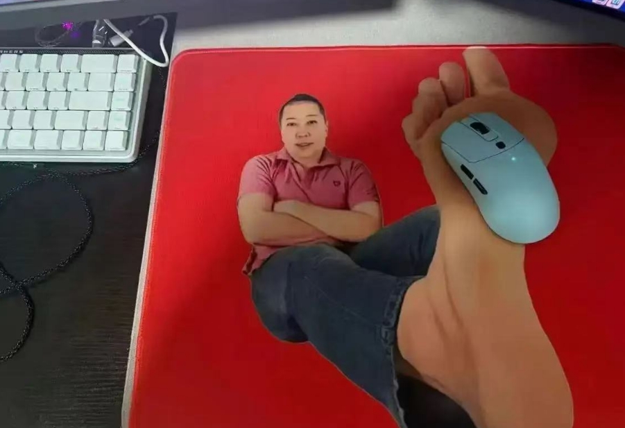 新买的鼠标垫，带派不老铁？