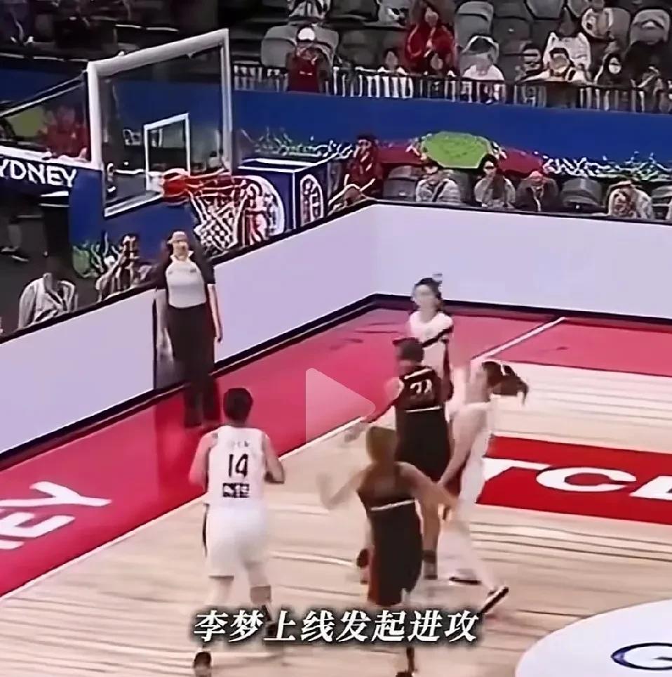 李月汝与李梦配合行如流水，李梦持球李月汝挡拆，李梦中投命中，李梦持球李月汝挡拆顺