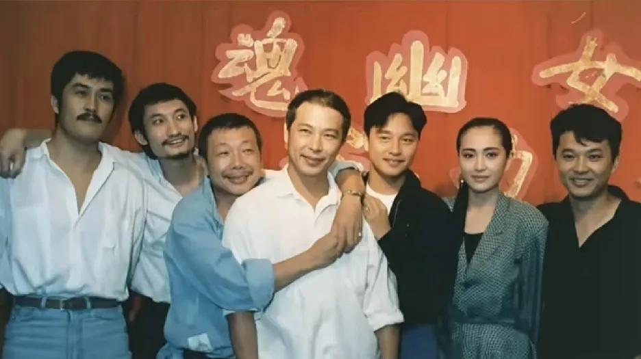 这张1987年的《倩女幽魂》庆功宴老照片，是港片黄金时代的珍贵缩影。
画面中，左