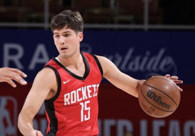 小谢现阶段比阿门更适合打控卫。阿门控运差，精力都用在持球上了，影响了视野，不能从