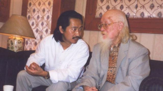 1945年美国人设擂打死打伤许多国人后，一老头意外冲上台：我来打败你！他是何来路