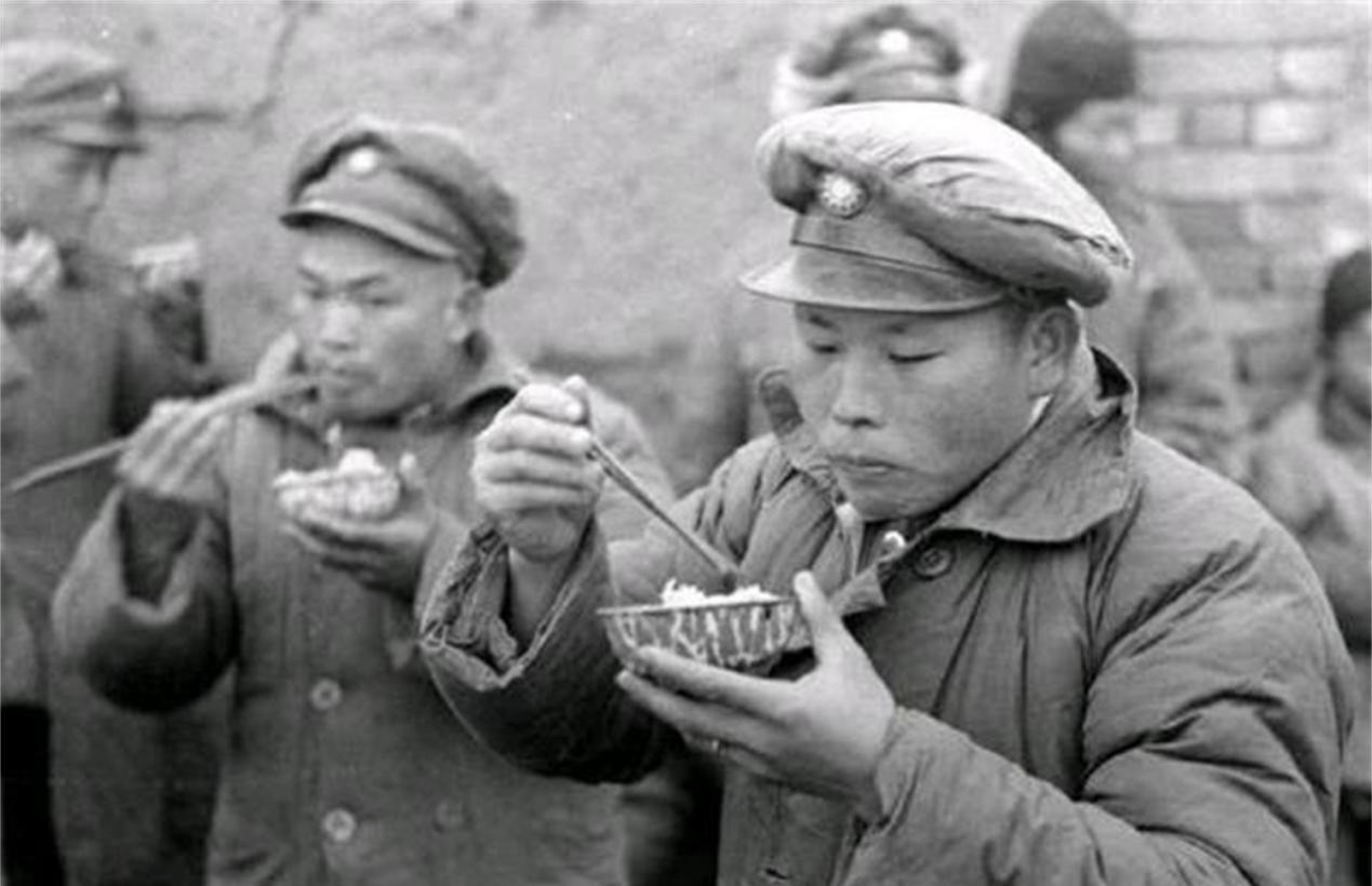 淮海战役，一敌兵投降后扛着一麻袋馒头离开，不久后带一个排归来
1948年12月的