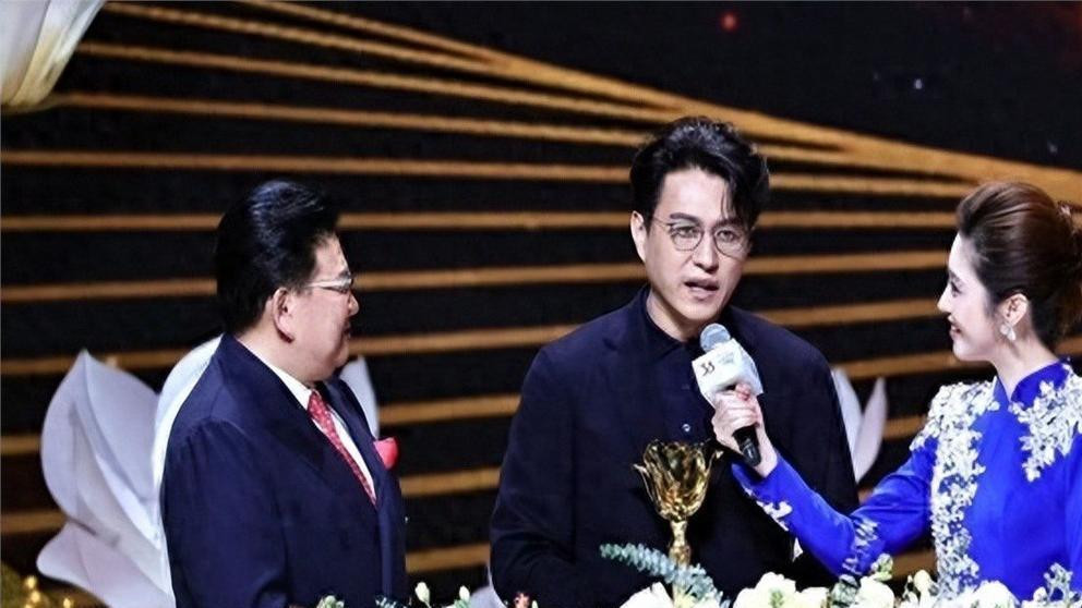 靳东白玉兰得奖！再一次升职的靳东，让人看到了娱乐圈的人情世故