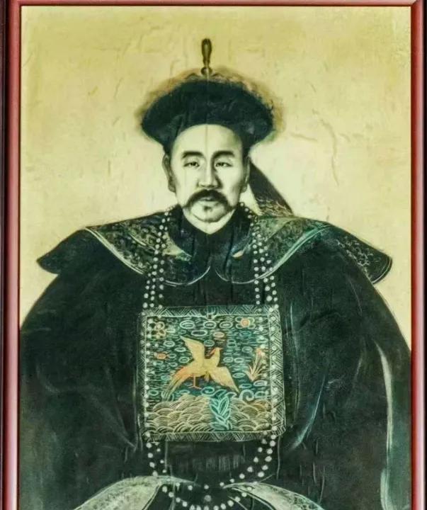 1859年，左宗棠到永州查案。晚上住客栈，得知永州总兵要强娶店主女儿，左宗棠打包