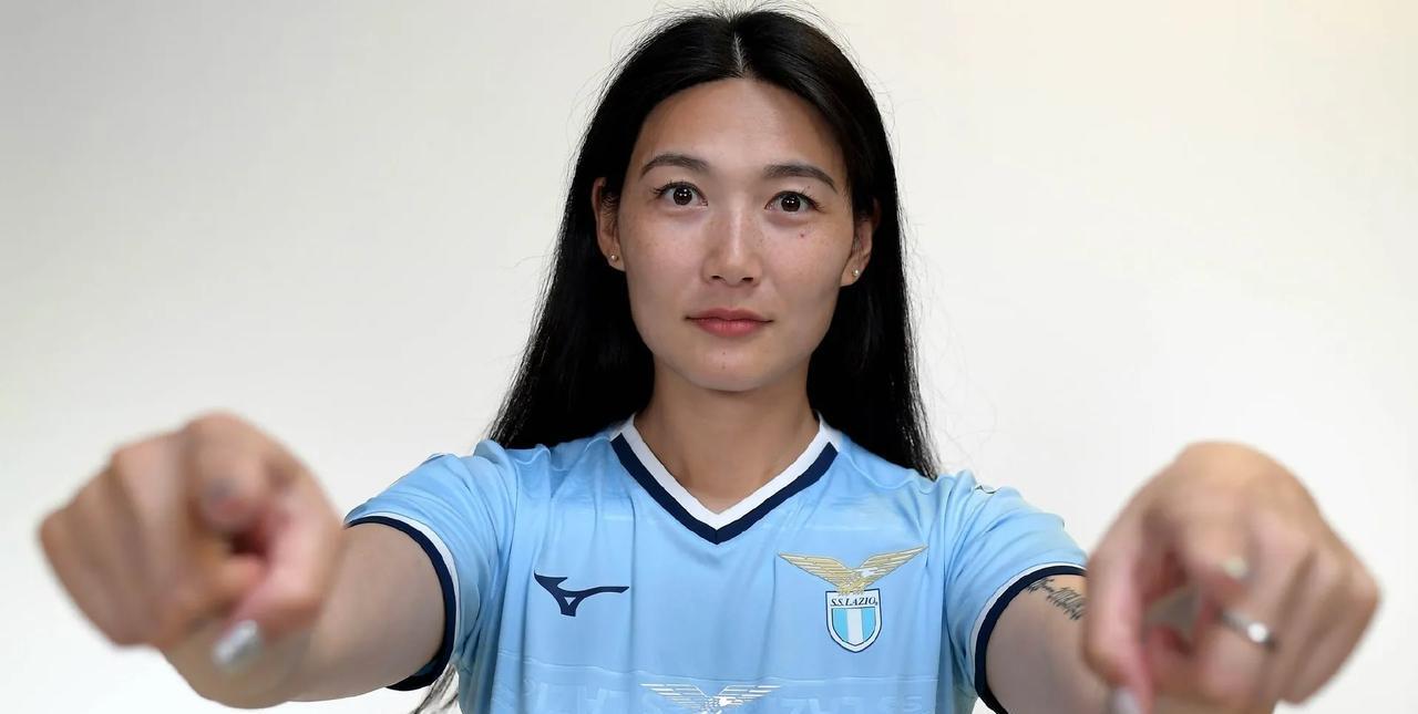 你不是崇拜戴伟浚嘛
近日，中国女足中场球员、留洋效力于意甲拉齐奥女足的杨莉娜在接