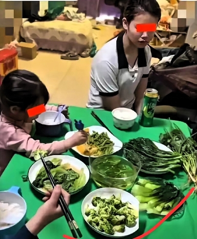 广西一男子发现妻子出轨，回家后做了一桌子饭菜，全是绿油油的蔬菜，孩子们吃得香香的