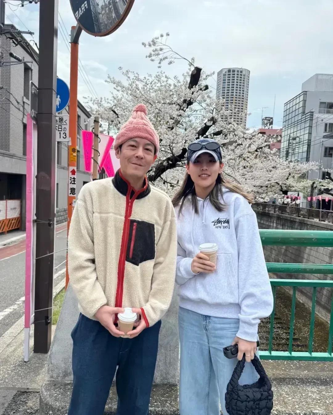 万万没有想到，曾经的男神居然这么苍老了。画面中的陈冠希穿着非常的随性，不看根本不