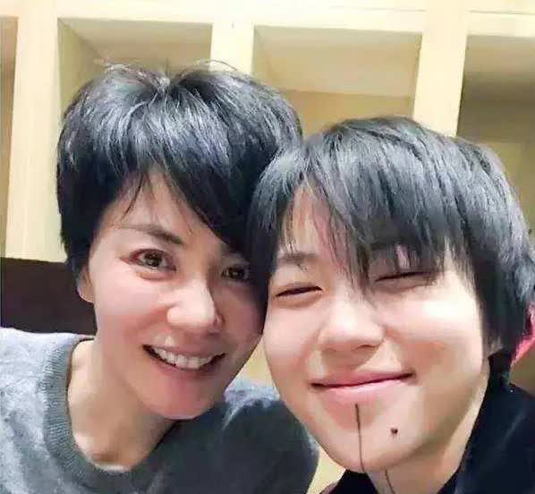 窦靖童长得更像窦唯，王菲不外乎：“她长得像不像我不重要，重要的怎么和孩子相处。”