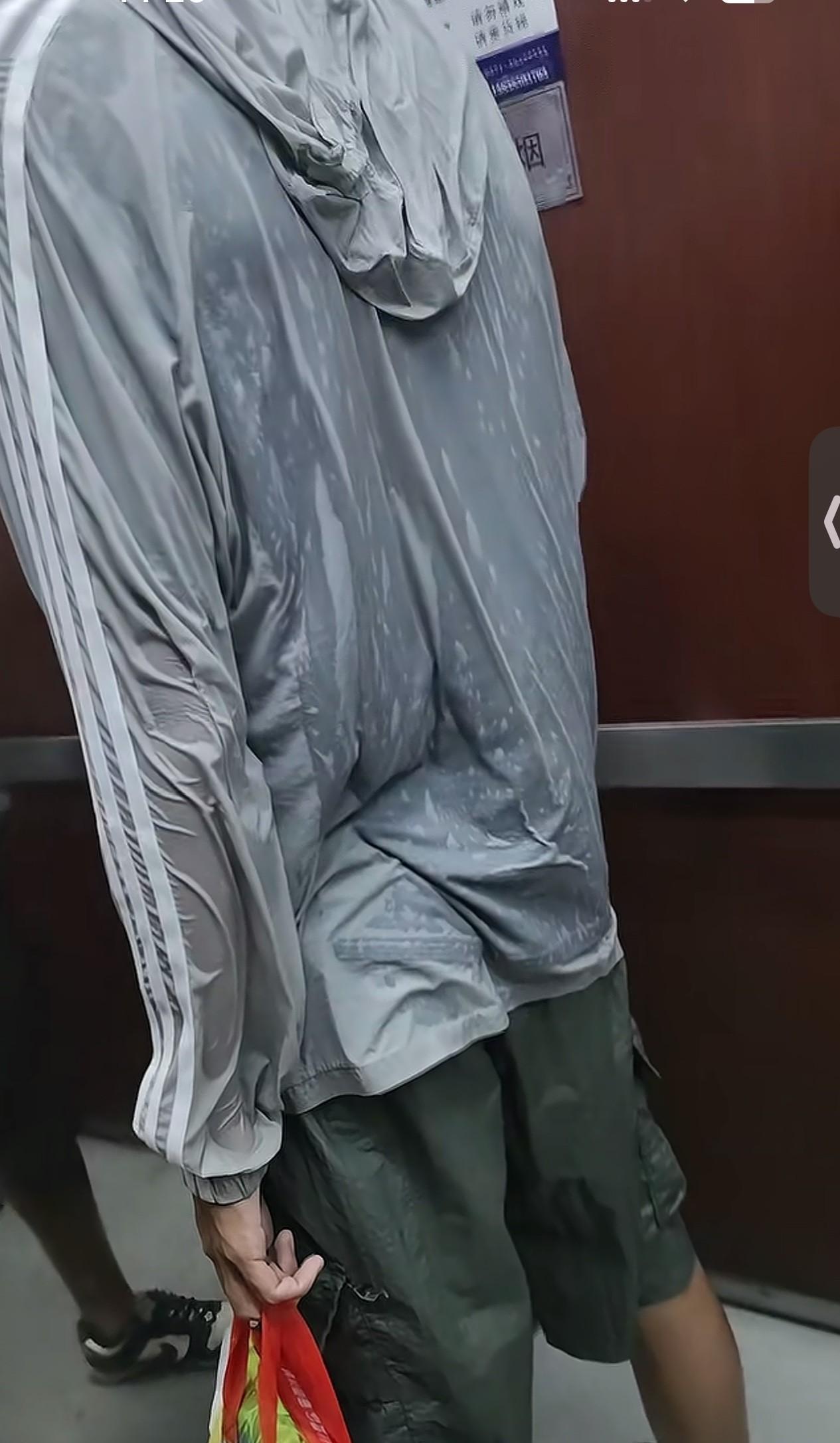 看着电梯里这个全身湿透的小伙子，满脸的稚嫩，一边看手机的时间，一边着急地打电话确