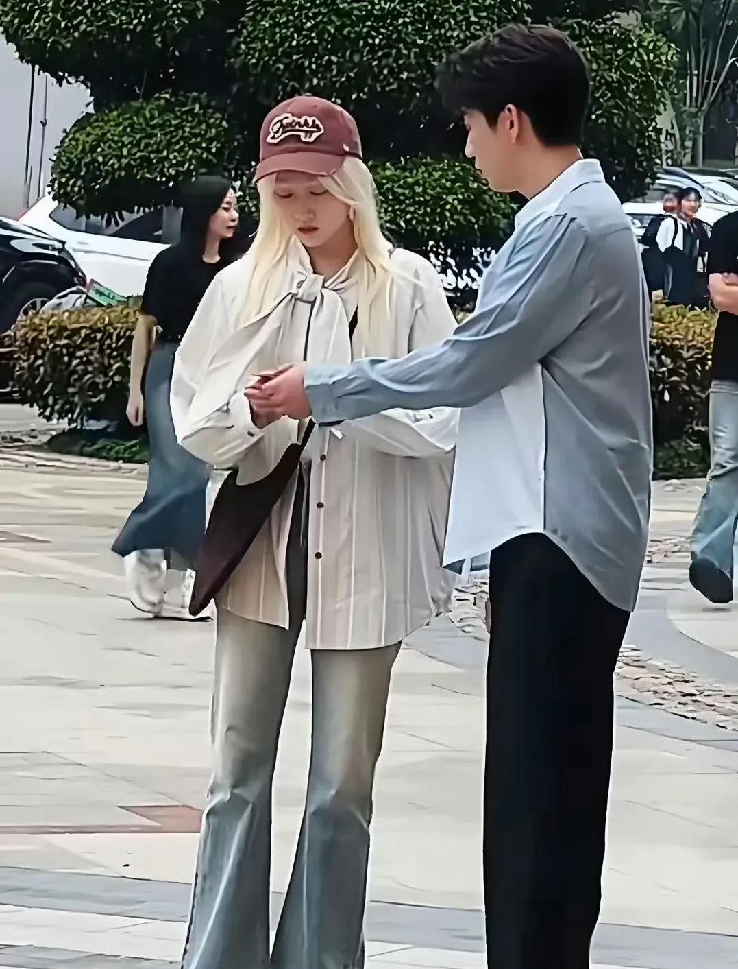 4月14日，关晓彤新剧路透，首度饰演白化病人，对于关晓彤又是新的挑战！
跟鹿晗传