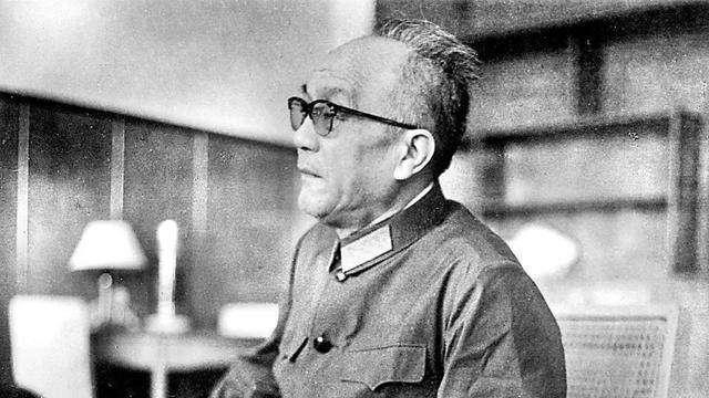 吴法宪申请保外就医，怕黄克诚反对，黄老却说：让他妻子一起去吧