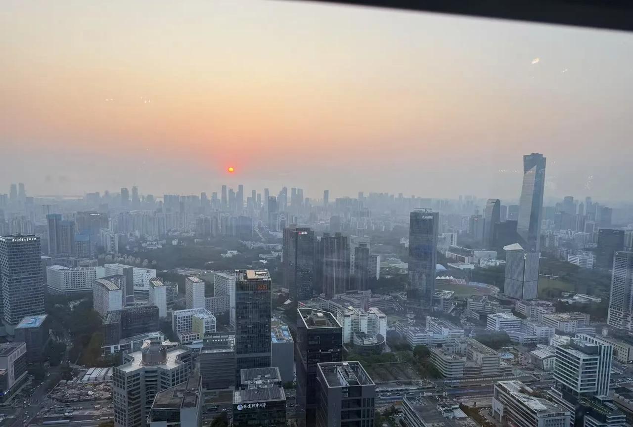 玻璃反光对照片的破坏还是挺大的，比如我拍出来的这张照片，有很多灯光污染，大家能找