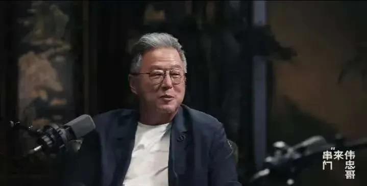 在《伟忠哥来串门》上，王伟忠问了郭德纲一个刁钻的问题，郭德纲回答相当有水平。
郭