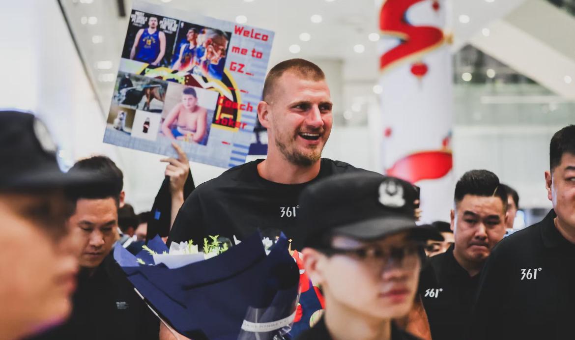 作为掘金冠军核心、两连MVP，约基奇的首次中国行刚落地就引爆现场！机场里，球迷举