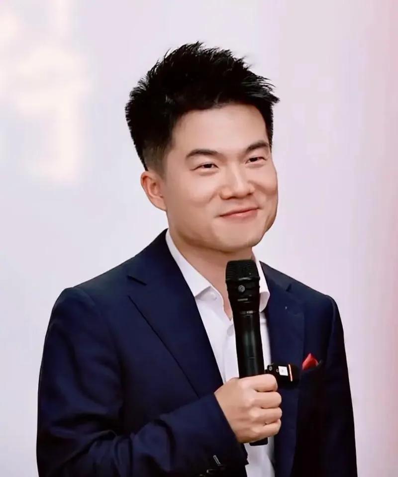 董宇辉在浙江的瓜田里徒手开瓜时，兰知春序的新主播真真首秀冲上15万人。
新主播真