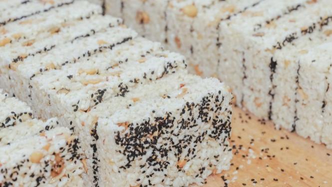 还记得小时候喜欢把米花糖泡在热水里吃的你吗？