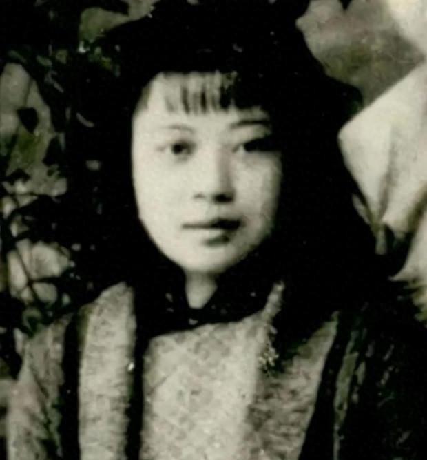 1945年，日军轮奸了黄美英，紧接着在她的下身灌入辣椒水，割去了她的双眼和双乳。