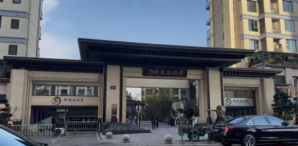 四川成都，一男子通过中介公司，花265万买了一套房，谁知，就在他满心欢喜装修时，