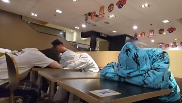 内地游客穷游香港被黄丝嘲讽后续：惊动特首，本地人现身声援