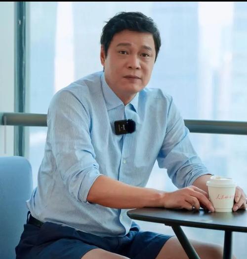 55岁的范志毅与小17岁娇妻张梦瑾已携手走过9年，家庭美满。小女儿活泼可爱，继承