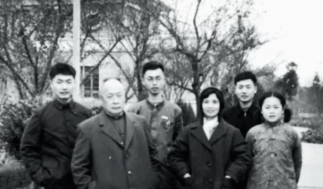 1974年，陈毅夫人张茜病重弥留之际，盯着三个儿子只说了一句话：“妹妹不出嫁，你