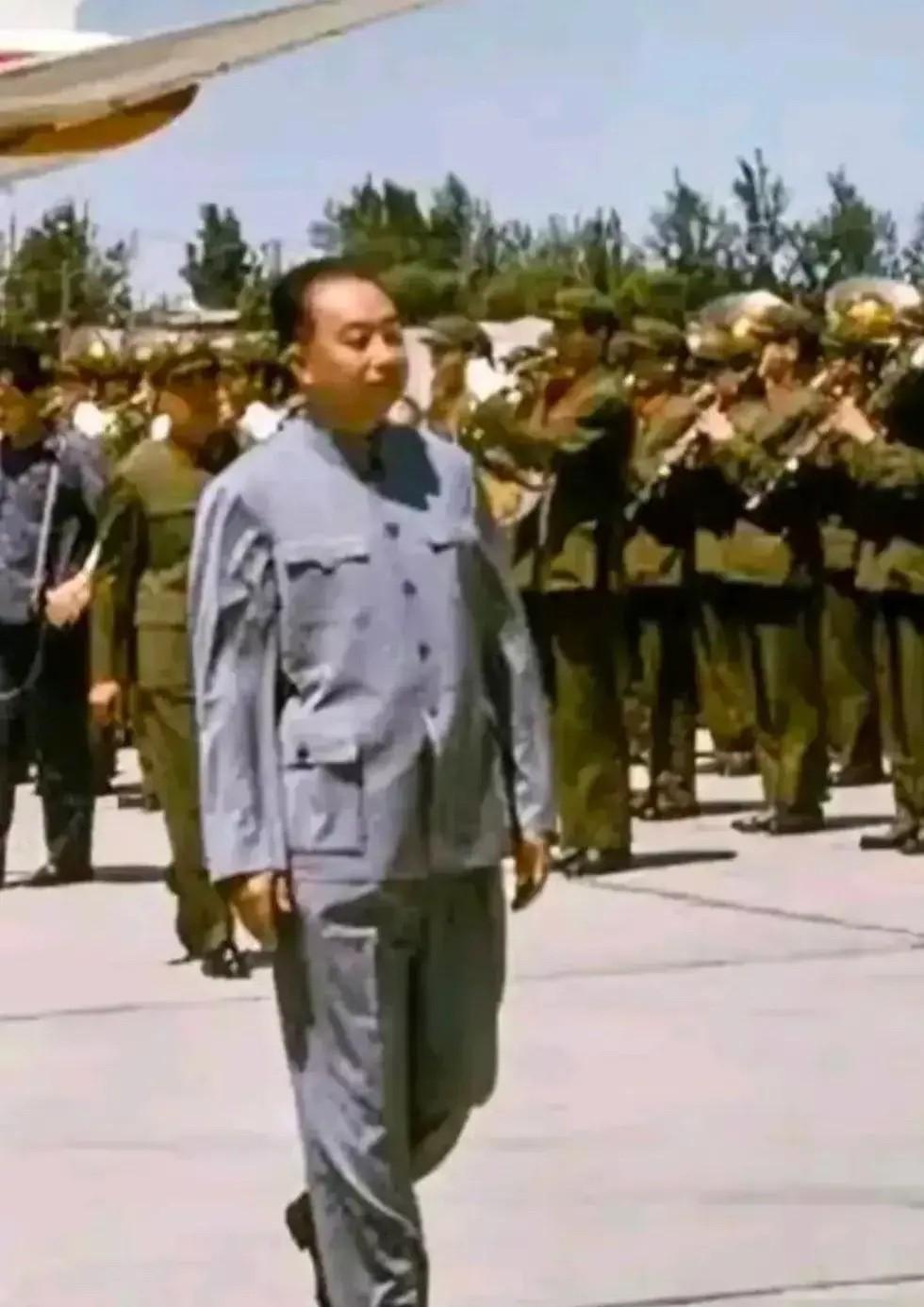 华国锋出席活动，检阅仪仗队的老照片，气宇轩昂，领导风范。#新锐创作者成长计划#