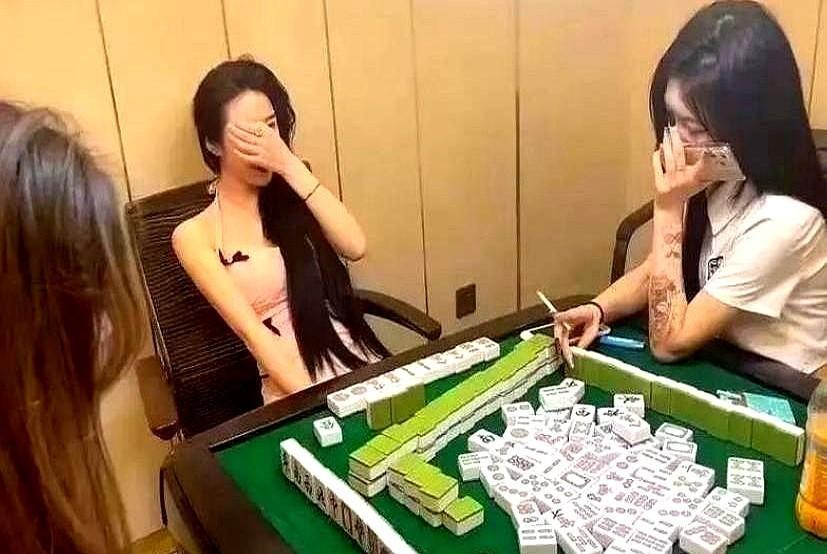 “完全没想到后续发展！”广西，已婚王女士瞒着丈夫，接受了郭先生的麻将邀请。
牌桌