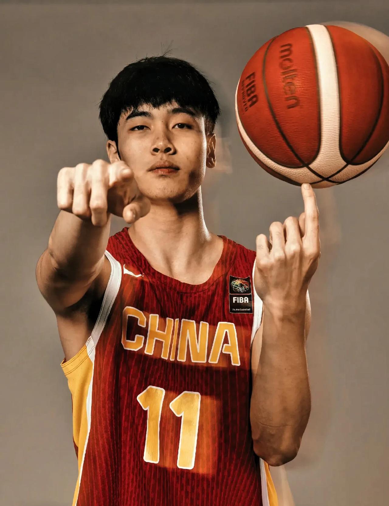 张博源和张镇麟有一点相似之处，都不愿意抢篮板，男篮U19混血球员冯傲，当曲绍斌让