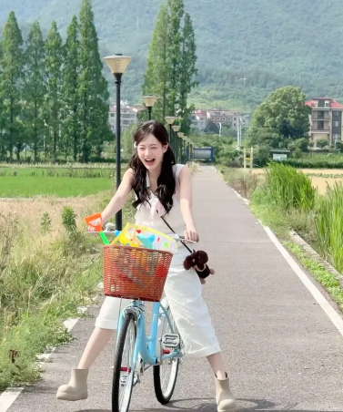 李一桐儿童节晒照 双马尾造型娇憨可爱