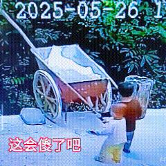 回看监控才知道发生了什么！
这哥哥真有才，出了事便甩锅，上来以后就打弟弟一巴掌！