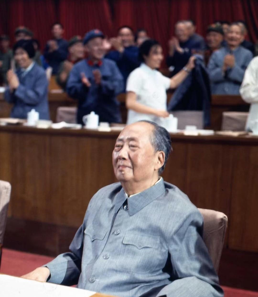很多人应该还记得，那个时候没有阶级，人们都很自信，自卑的反而是地主和富农。#新锐