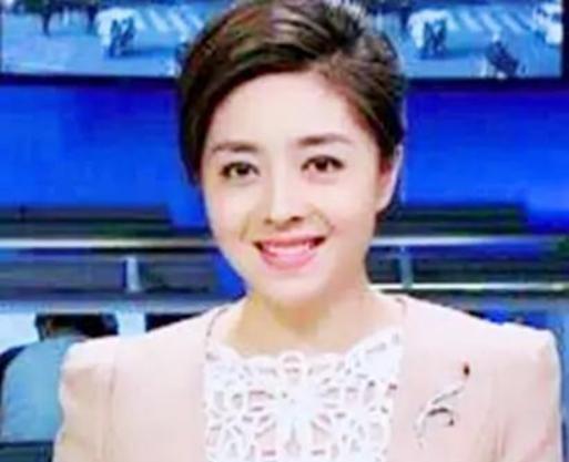 2015年，四川卫视女主持人佟瑶，聚完餐回酒店的路上，因为内急下车去路边草丛小解