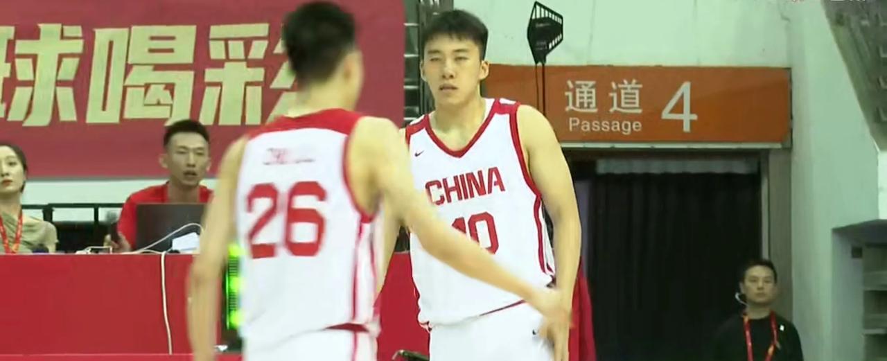 7月27日晚，中国男篮与波黑男篮进行了一场热身赛，结果中国队以90比70战胜了对