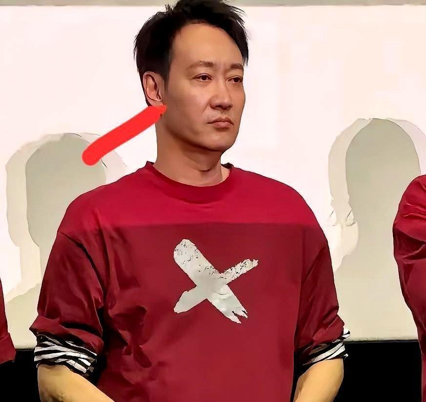 最近看辛柏青的状态突然有点破防。这男人在活动现场总把袖扣翻来覆去地摆弄，骨节捏到