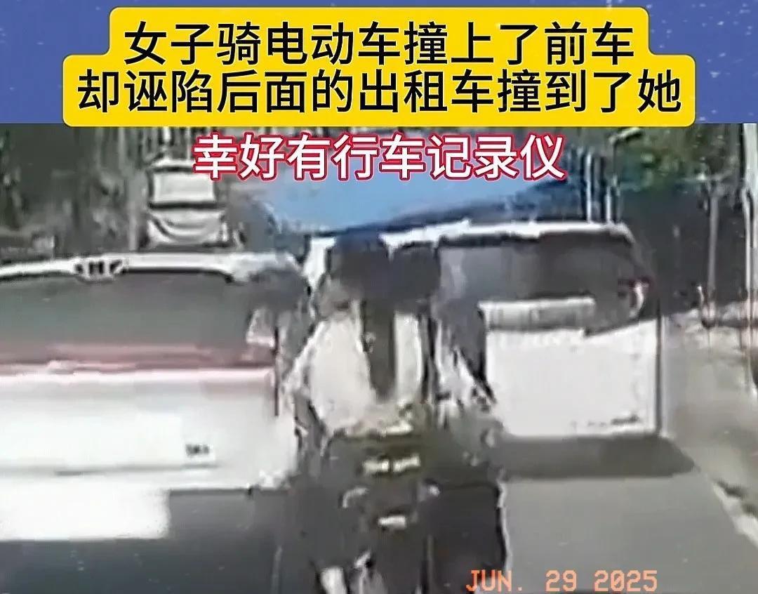 近日，湖北武汉有一女子骑着电动车，那车上撑着大伞挂着挡风被，还带着俩人，关键是都