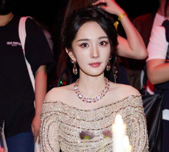 #杨幂躲镜头#
     感觉杨幂要么就有点颜值焦虑，要么就是偶像包袱有点重。