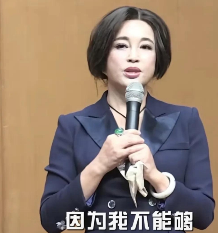 演员刘晓庆说：“我是绝对不会放弃中国国籍的，当年我在巴黎，法国的文化部给我举办个