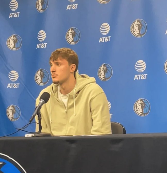 NBA常规赛，独行侠114-116不敌雄鹿。
赛后独行侠球员库珀-弗拉格在接受记